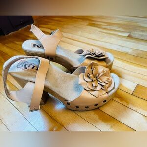 Very nice pair of Kork-Ease heels. Size 7